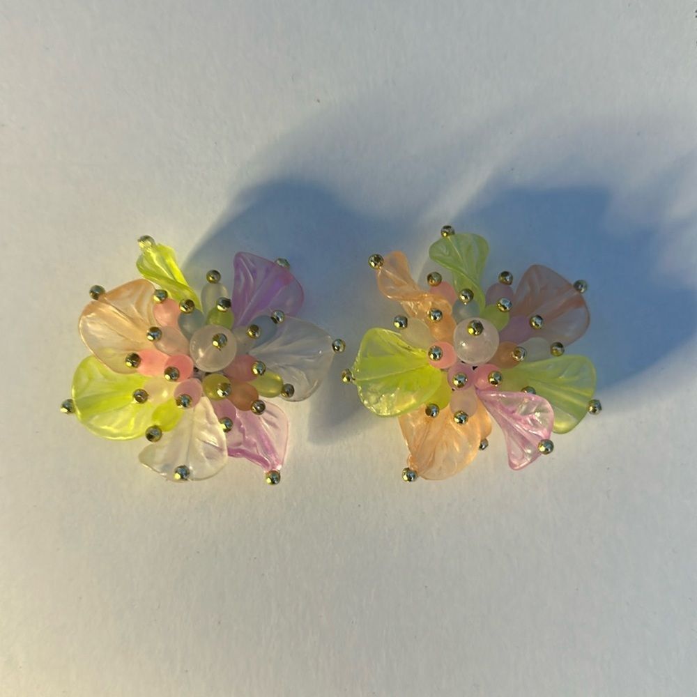 Pastel Flower Clip-On Earrings Lightweight Vintage Style Colorful Costume Jewelr